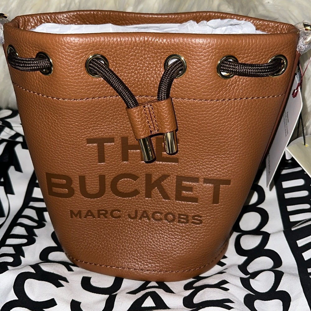 NWT 🤎AUTHENTIC MARC JACOBS
BROWN LEATHER BUCKET BAG
